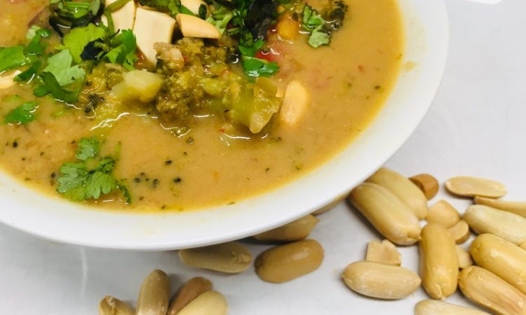 Erdnuss Suppe mit Nudeln, Miso und Shiitake Pilzen