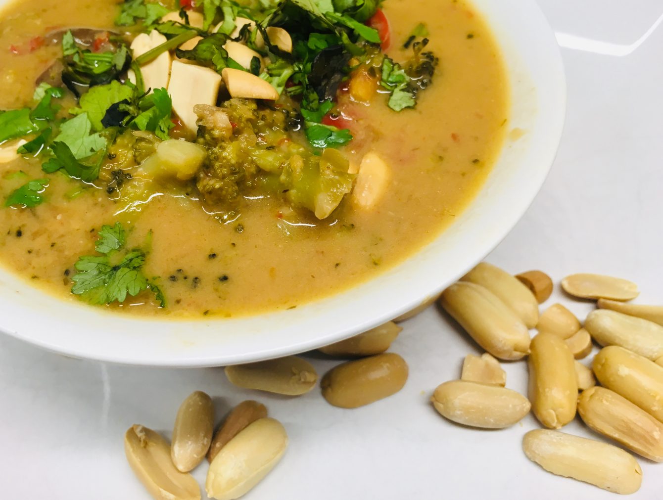 Erdnuss Suppe mit Nudeln, Miso und Shiitake Pilzen