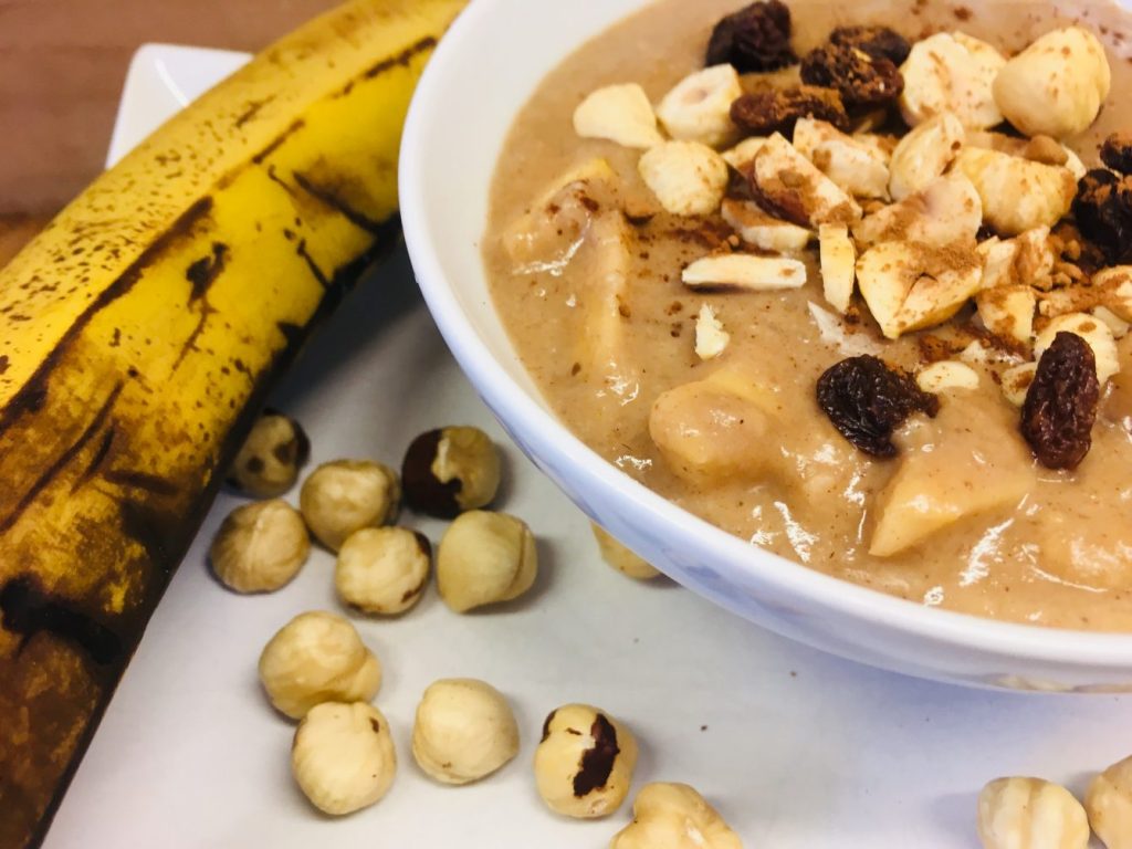 Kokos Haselnuss Porridge mit Kakao und Chili