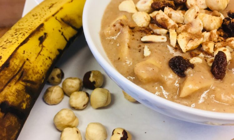 Kokos Haselnuss Porridge mit Kakao und Chili
