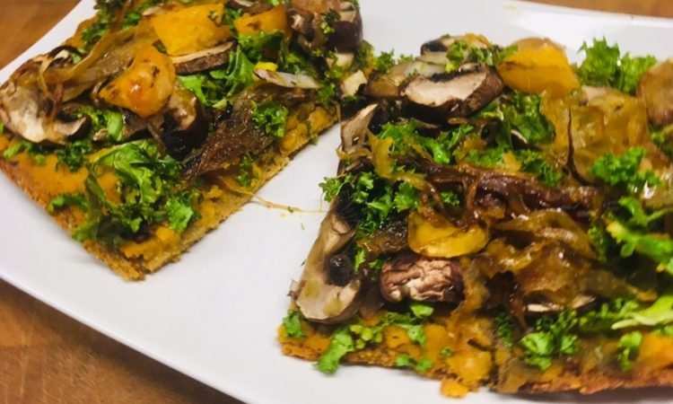 Polenta Pizza mit Kürbispüree, Grünkohl und karamellisierten Chili Orangen