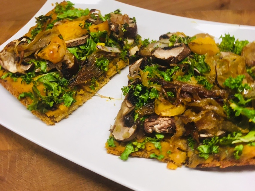 Polenta Pizza mit Kürbispüree, Grünkohl und karamellisierten Chili Orangen