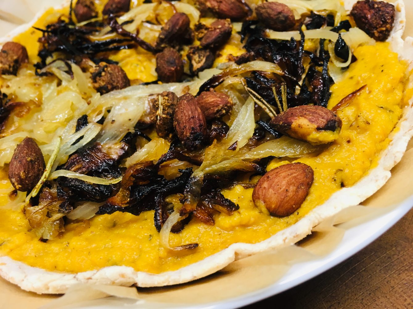 Kürbis Tarte mit karamellisierten Zwiebeln und Mandeln