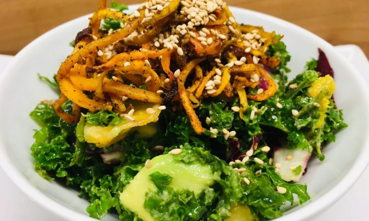 Grünkohl Salat mit Kürbis, Avocado, Sesam und Miso Senf Dressing