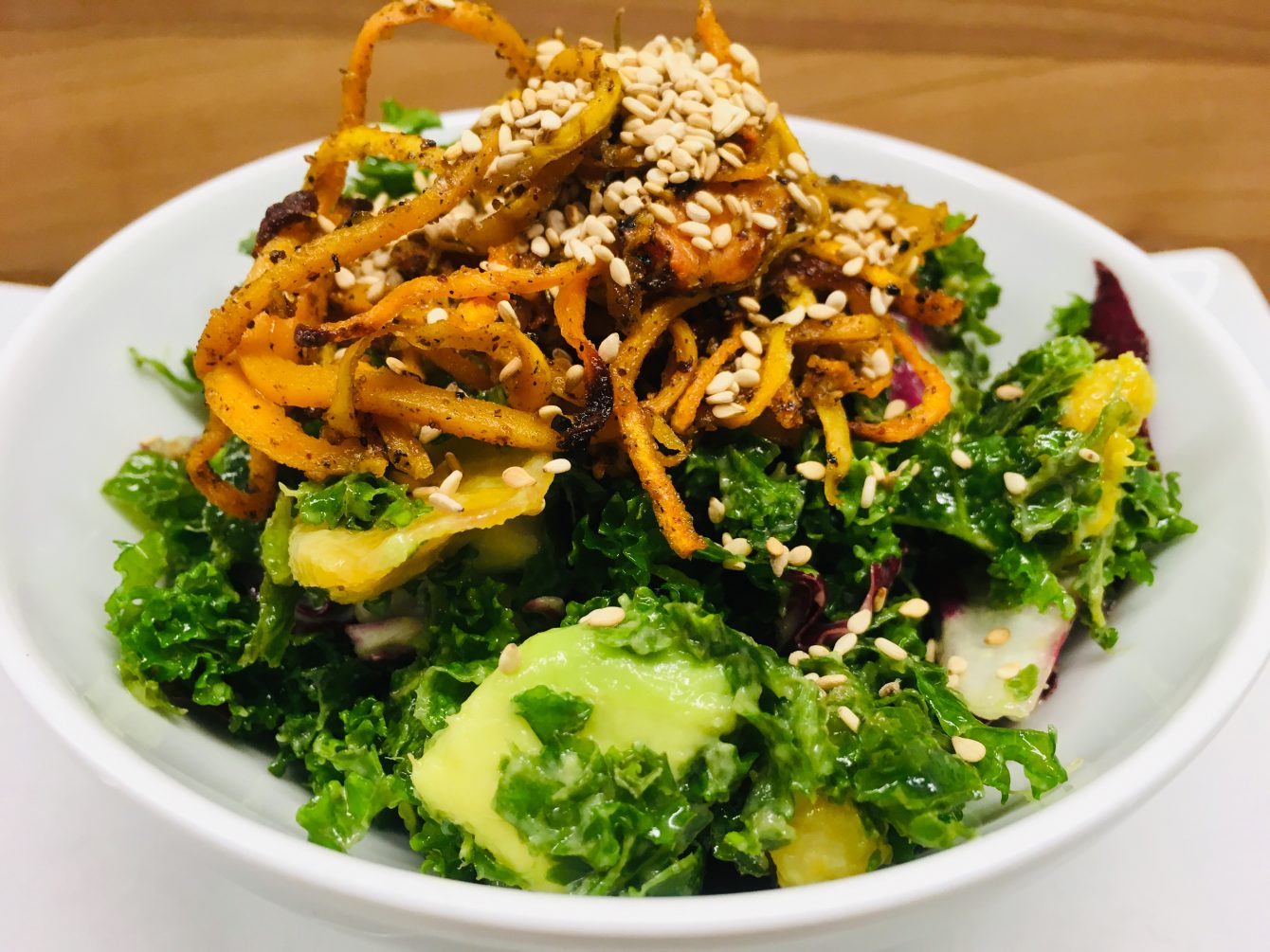 Grünkohl Salat mit Kürbis, Avocado, Sesam und Miso Senf Dressing