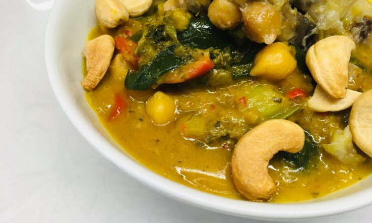 Thai Bananen Curry mit Kichererbsen, Mangold und Cashews
