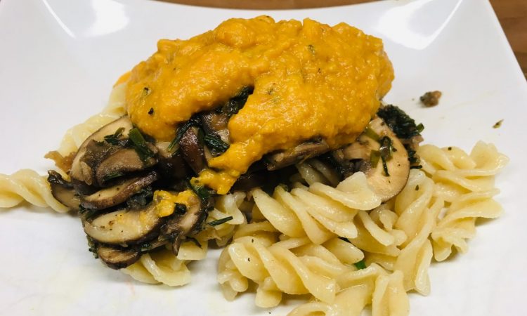 Pasta mit Knoblauch Pilzen und Süßkartoffel Cashew Sauce