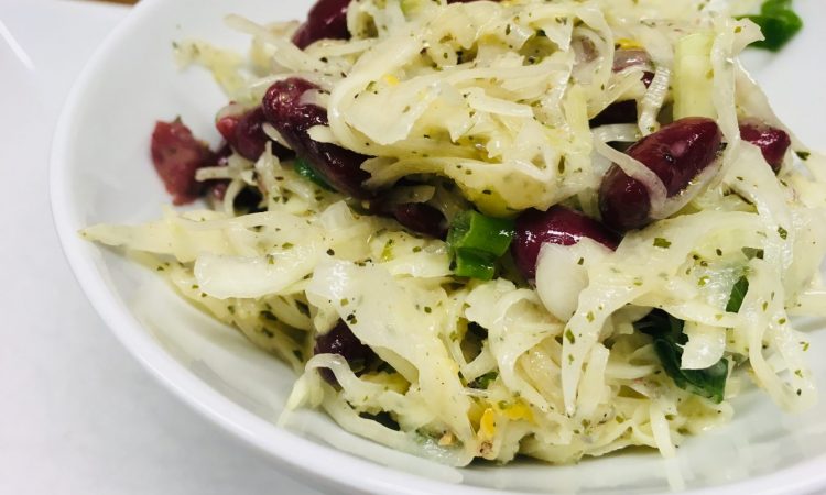 Krautsalat mit Kidney Bohnen und Miso Dressing
