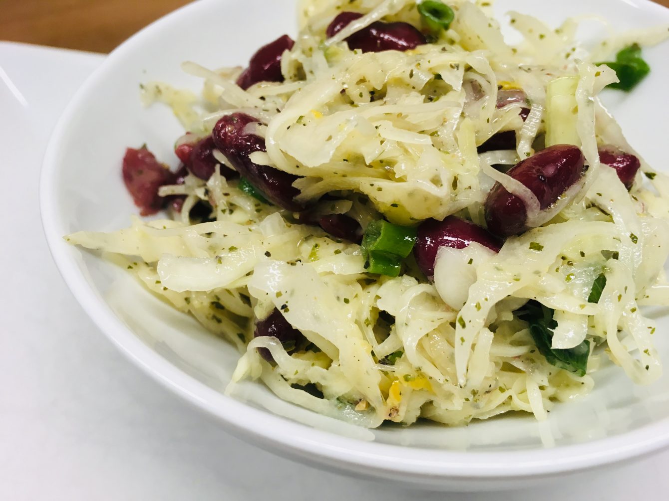 Krautsalat mit Kidney Bohnen und Miso Dressing