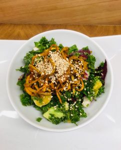 Grünkohl Salat mit Kürbis, Avocado, Sesam und Miso Senf Dressing