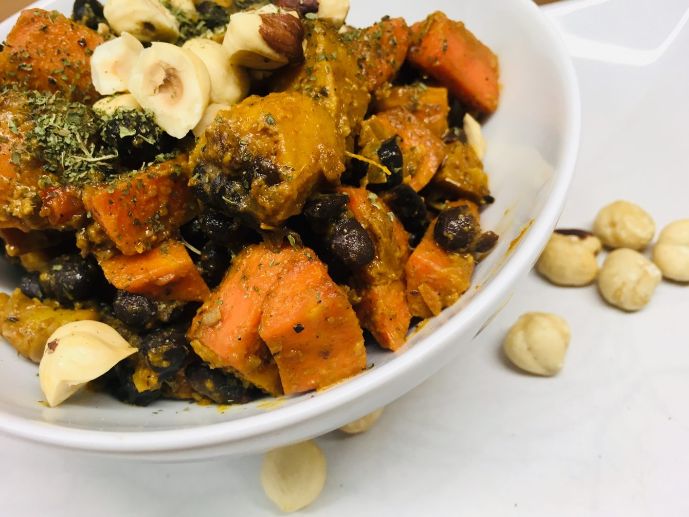 Pastinaken mit Schwarzen Bohnen in feuriger Haselnuss Sauce