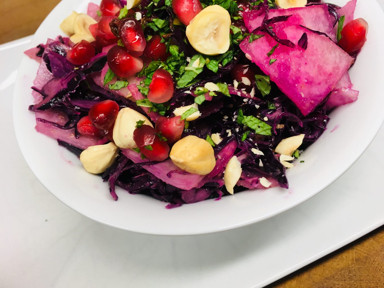 Rotkohl Salat mit Birne und Zitronen Mohn Dressing