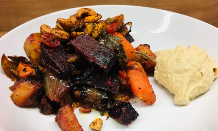 Geröstetes Würzelgemüse mit Kokosmilch und Cashews und Erdnuss Butter Hummus