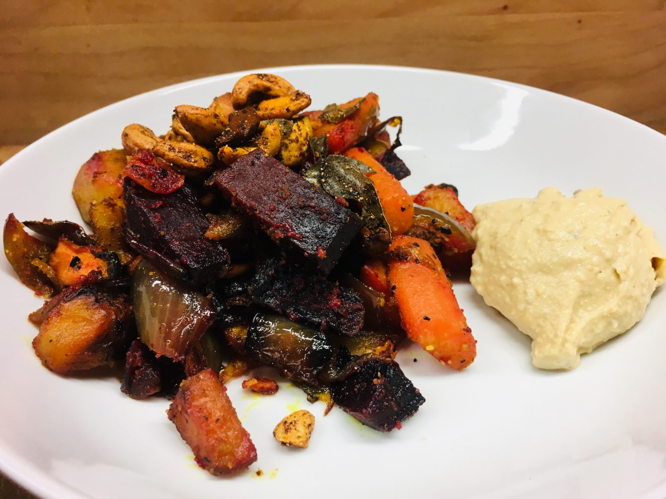 Geröstetes Würzelgemüse mit Kokosmilch und Cashews und Erdnuss Butter Hummus