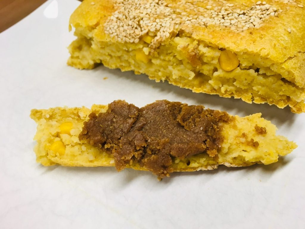 Hirse-Mais-Brot mit Tahini Miso Brotaufstrich