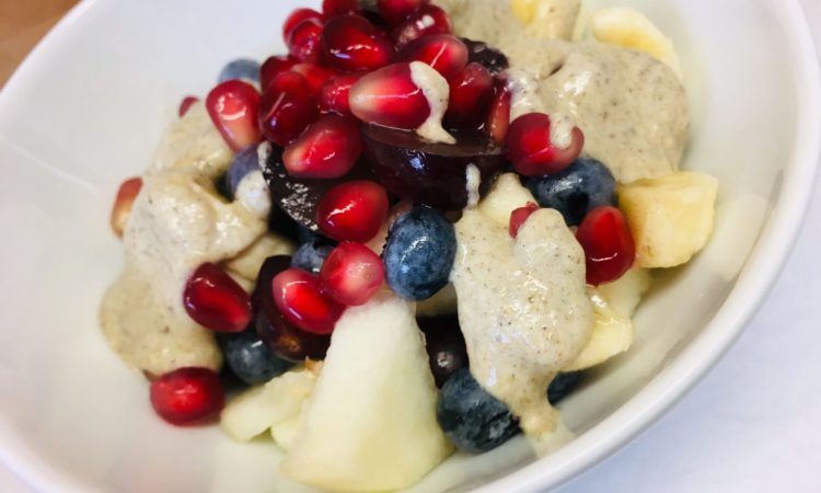 Heidelbeeren Birnen Bananen Salat mit Hanf Mohn Dressing