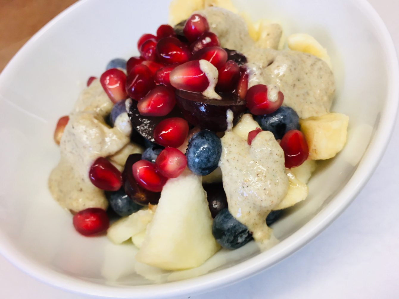 Heidelbeeren Birnen Bananen Salat mit Hanf Mohn Dressing