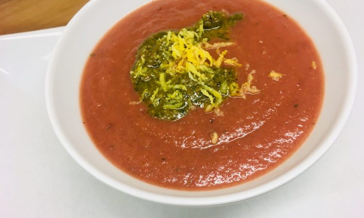 Rote Bete Suppe mit Apfel, Ingwer und Minze Haselnuss Pesto