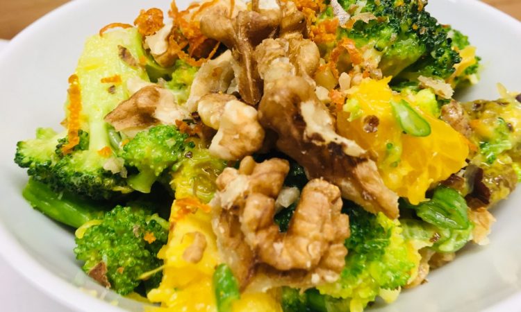 Brokkoli Salat mit Aprikosen, Orange, Walnüssen und Orangen Miso Dressing