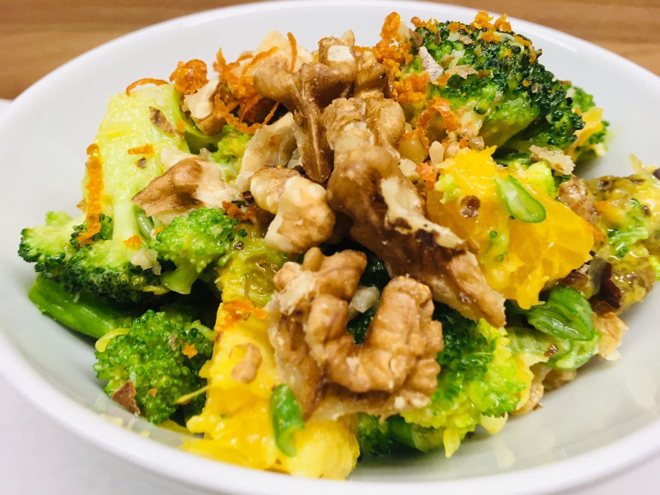 Brokkoli Salat mit Aprikosen, Orange, Walnüssen und Orangen Miso Dressing