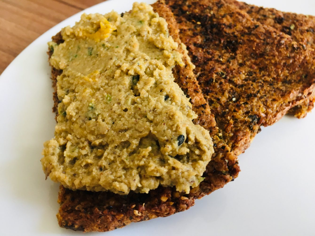 Rohkost Brot mit Nori Algen, Miso und Sellerie