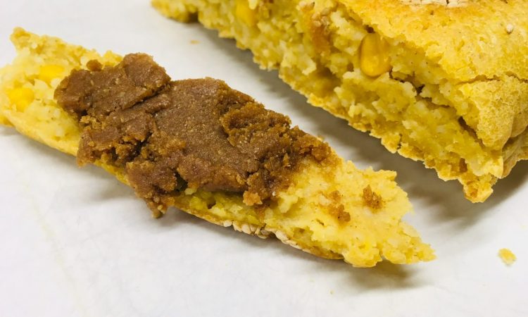 Hirse-Mais-Brot mit Tahini Miso Brotaufstrich