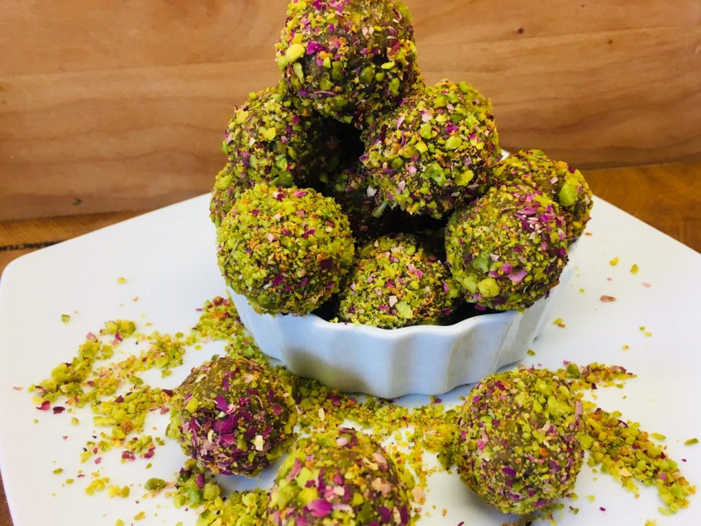 Persische Energiebällchen mit Pistazien, Rosenwasser und Safran