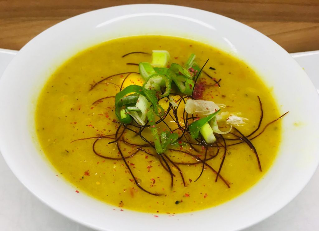 Mango Lauch Suppe mit Safran und Roten Pfefferbeeren
