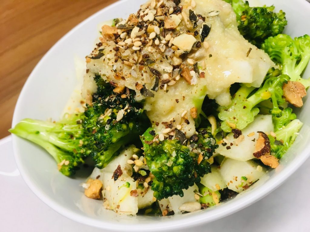 Brokkoli Birnen Salat mit gerösteten Kernen und Birnen Miso Dressing