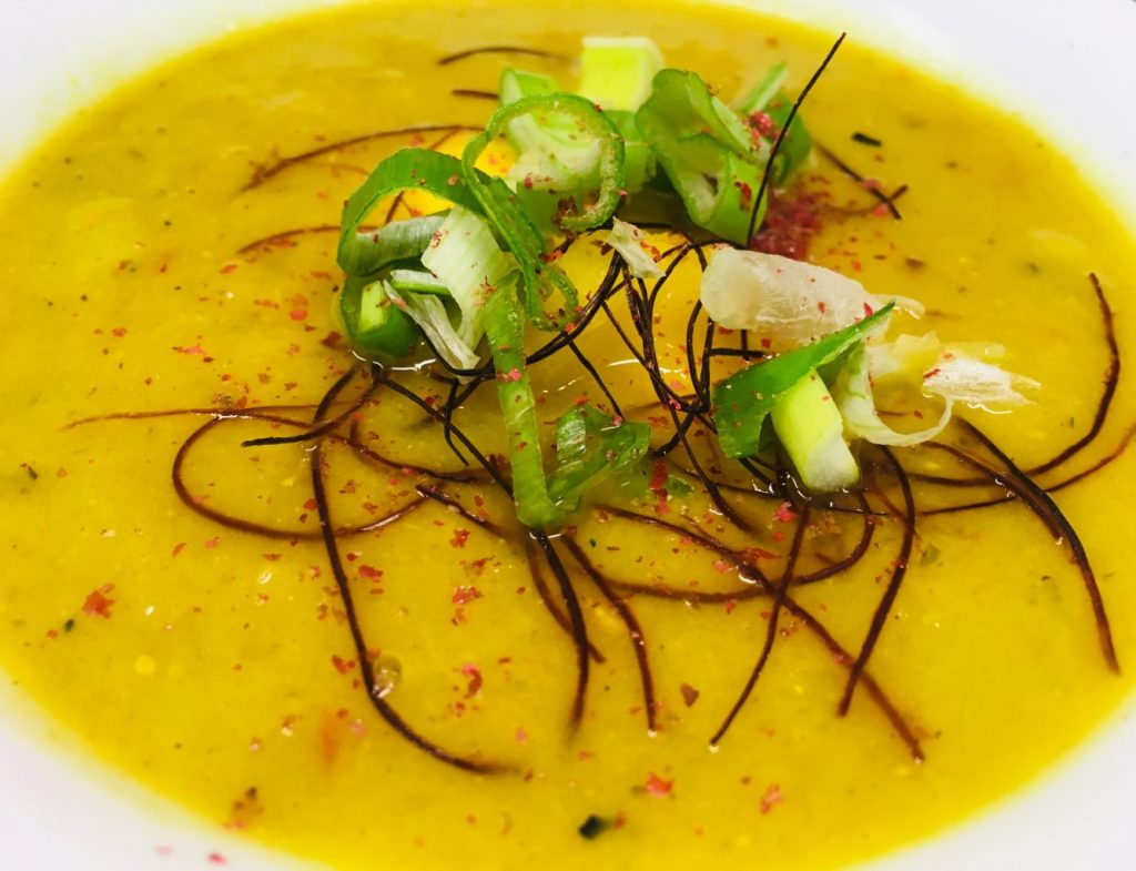 Mango Lauch Suppe mit Safran und Roten Pfefferbeeren