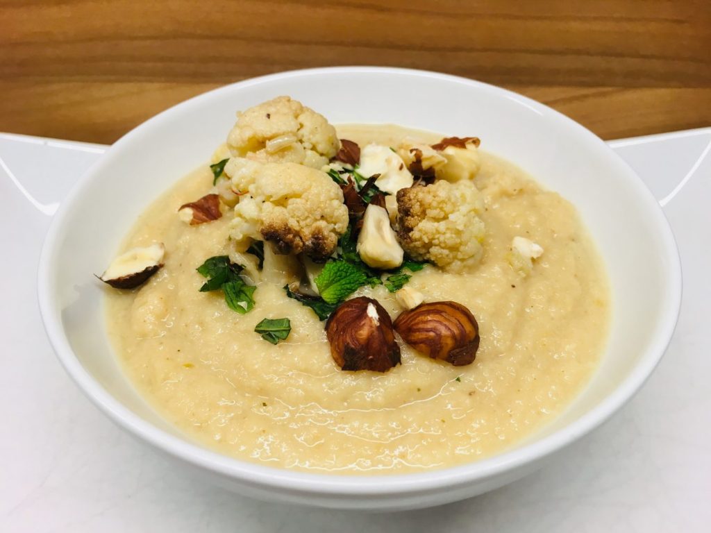 Cremige Blumenkohl Miso Suppe mit Pastinaken und Birne