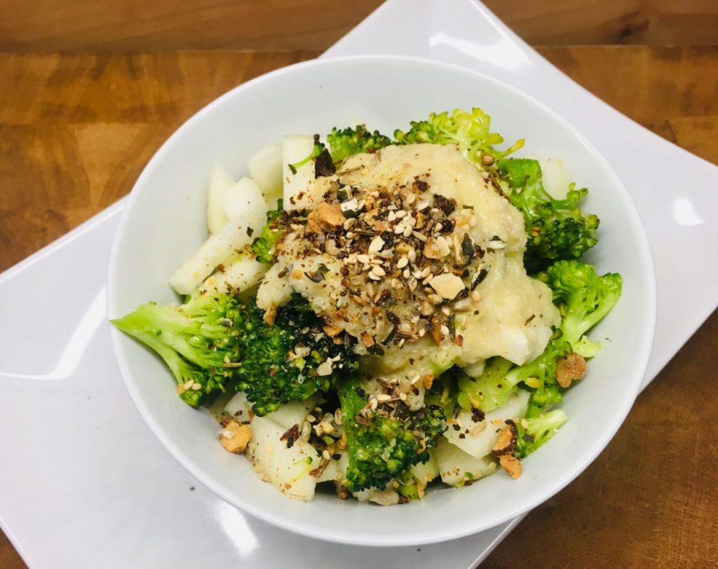 Brokkoli Birnen Salat mit gerösteten Kernen und Birnen Miso Dressing