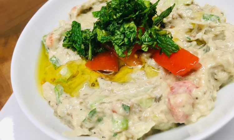 Mutabal Auberginen Dip mit Tomaten und Frühlingszwiebeln