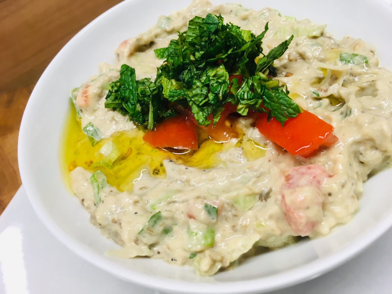 Mutabal Auberginen Dip mit Tomaten und Frühlingszwiebeln