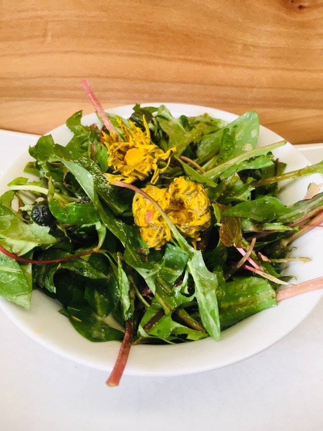 Wildkräuter Salat mit Miso Tahini Knoblauch Sauce