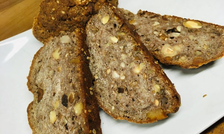 Buchweizen Brot mit Nüssen