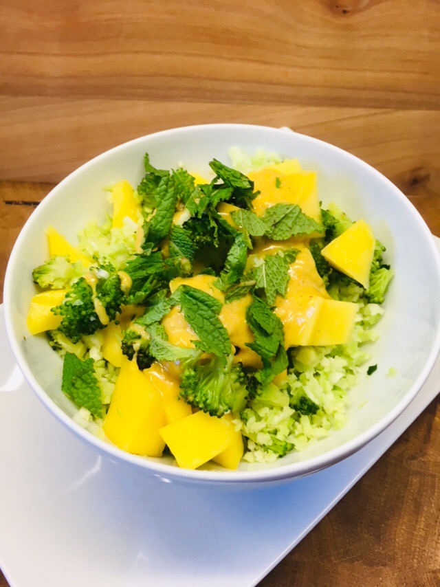 Brokkoli Mango Salat mit Bananen Curry Dressing