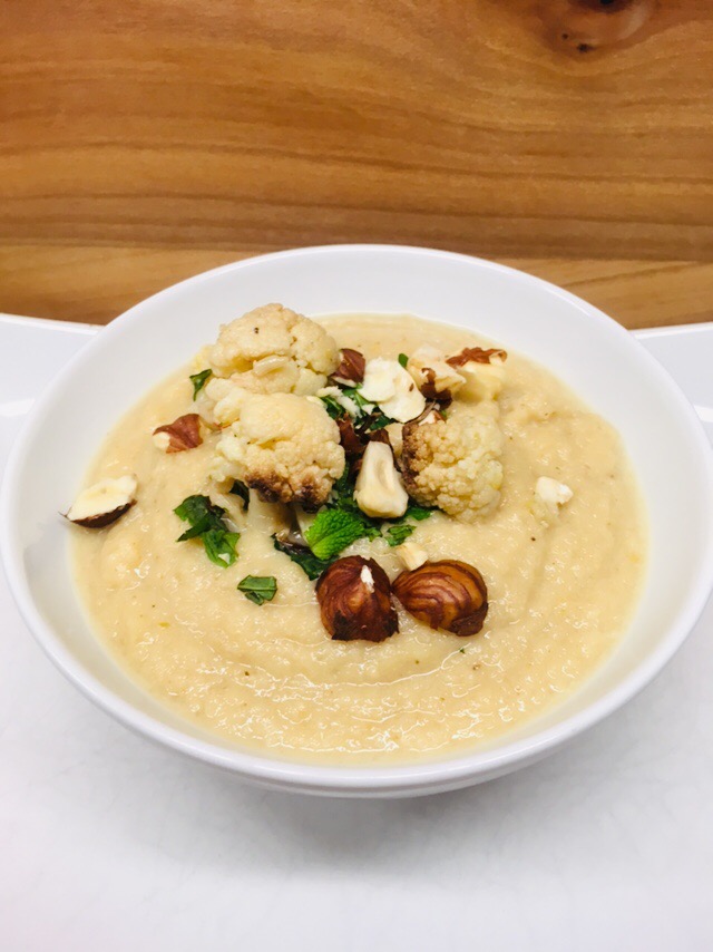 Cremige Blumenkohl Miso Suppe mit Pastinaken und Birne