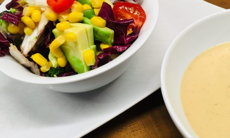 Brokkoli Mais Salat mit Paprika und Tahini Miso Sauce
