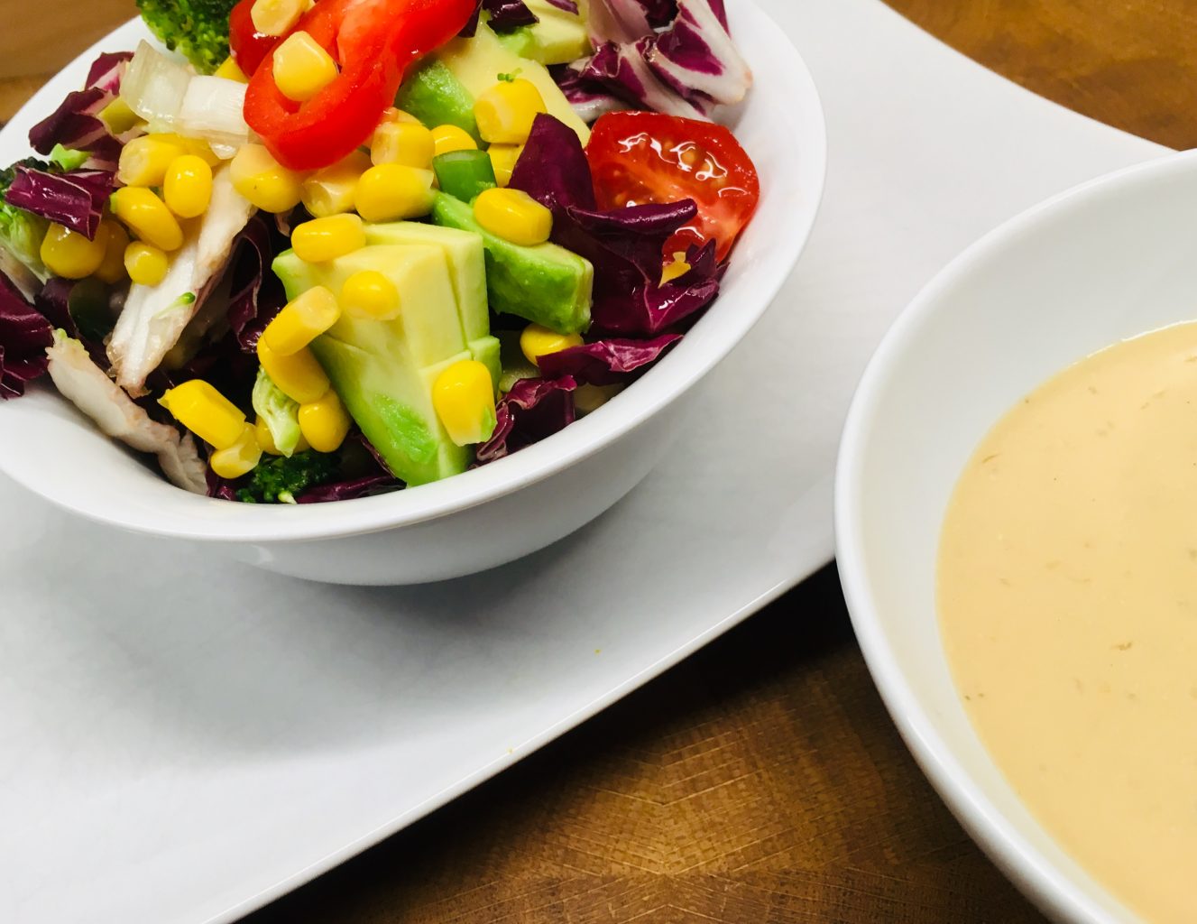 Brokkoli Mais Salat mit Paprika und Tahini Miso Sauce