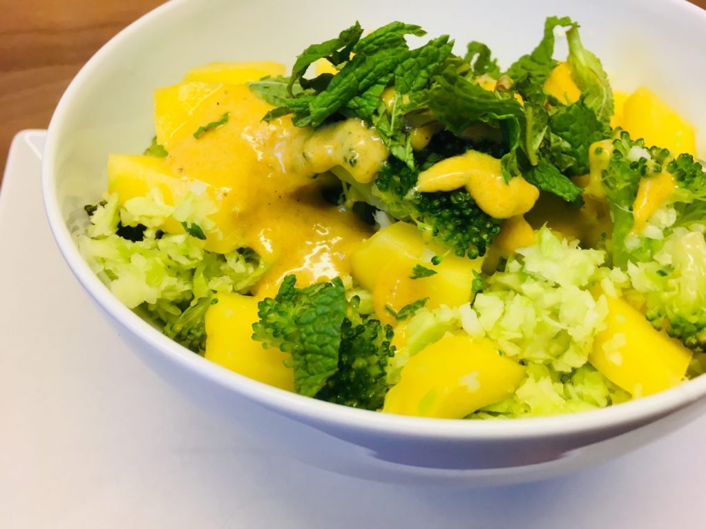 Brokkoli Mango Salat mit Bananen Curry Dressing
