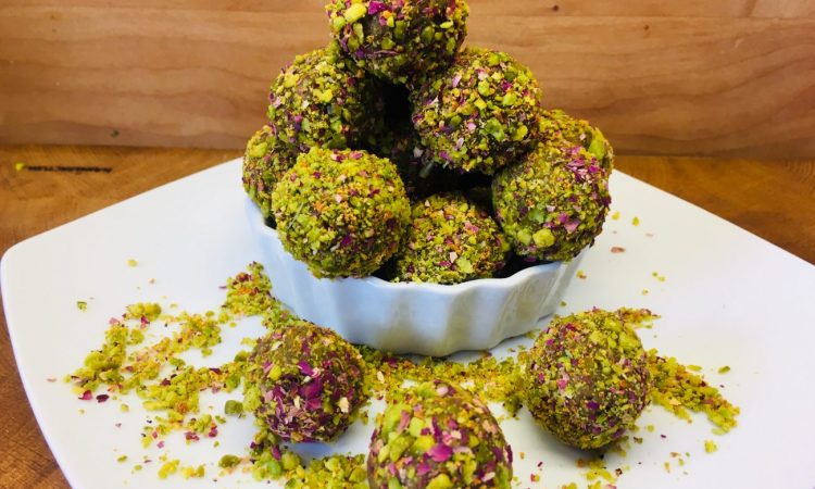 Persische Energiebällchen mit Pistazien, Rosenwasser und Safran