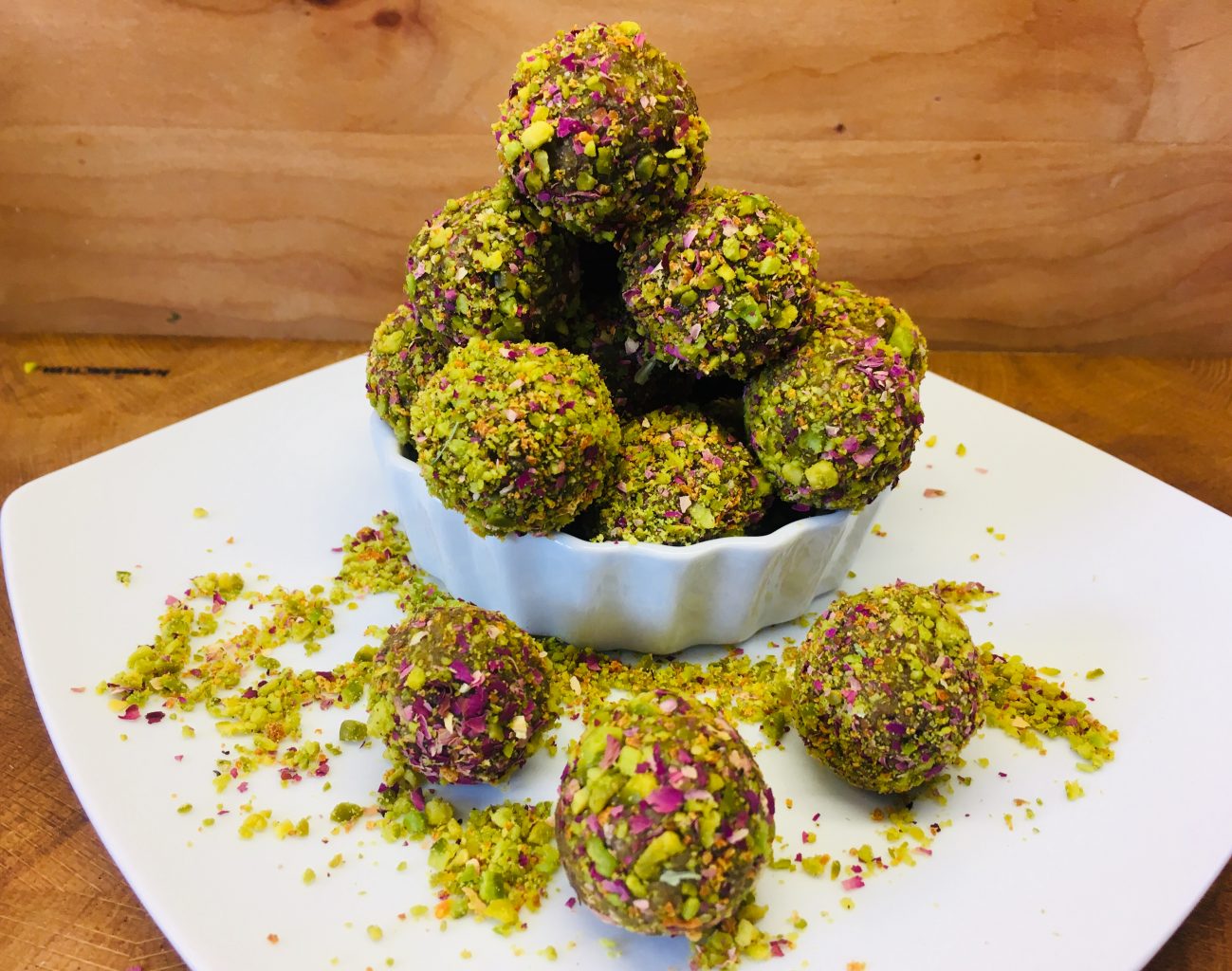 Persische Energiebällchen mit Pistazien, Rosenwasser und Safran