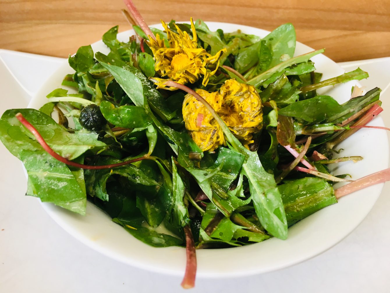 Wildkräuter Salat mit Miso Tahini Knoblauch Sauce