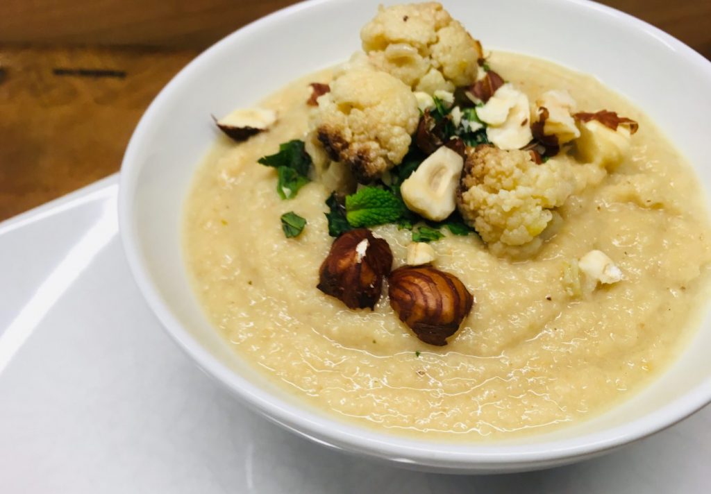 Cremige Blumenkohl Miso Suppe mit Pastinaken und Birne