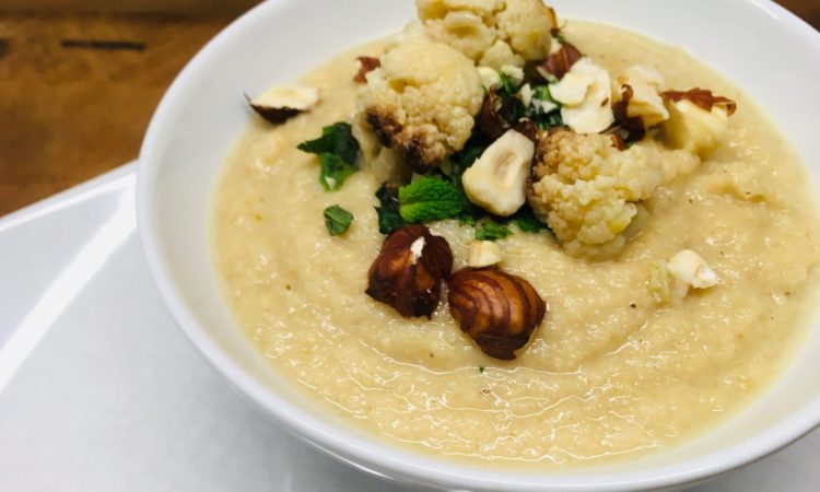 Cremige Blumenkohl Miso Suppe mit Pastinaken und Birne