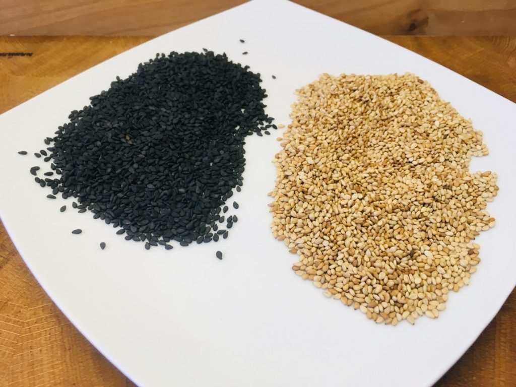 Weißer und schwarzer Sesam
