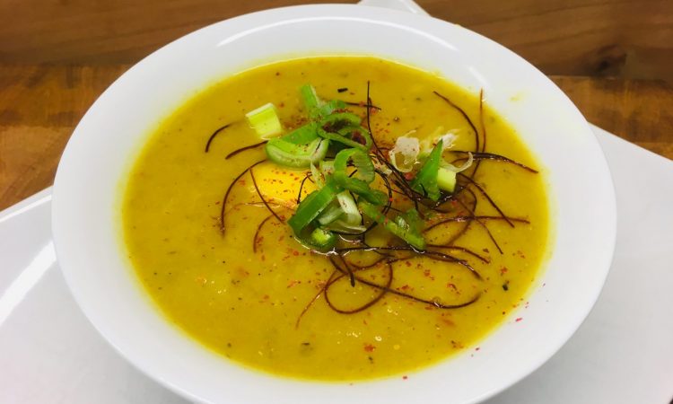 Mango Lauch Suppe mit Safran und Roten Pfefferbeeren