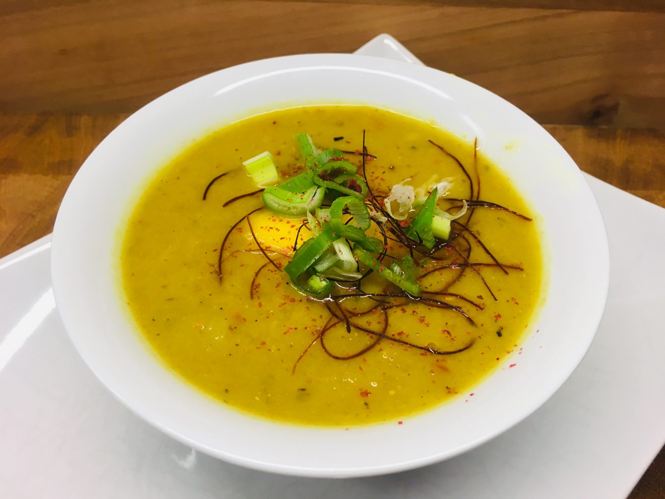 Mango Lauch Suppe mit Safran und Roten Pfefferbeeren