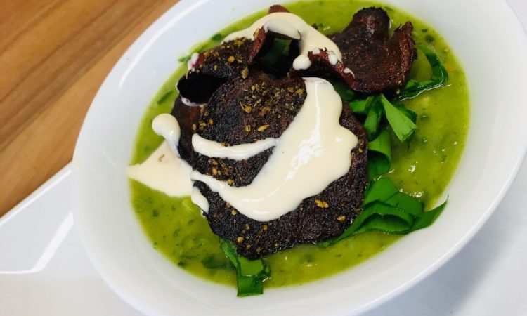 Kartoffel Bärlauch Suppe mit Rote Bete Chips und Mandel Miso Creme